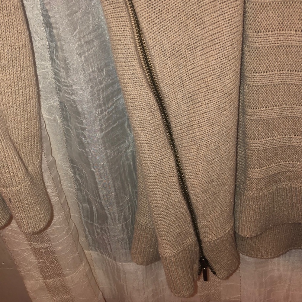 Sweater - Picture 4 of 4